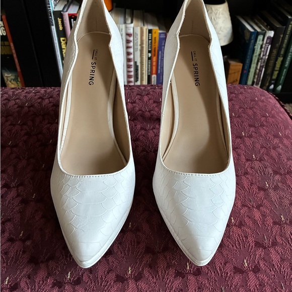Call it spring white snakeskin pumps - Picture 6 of 6